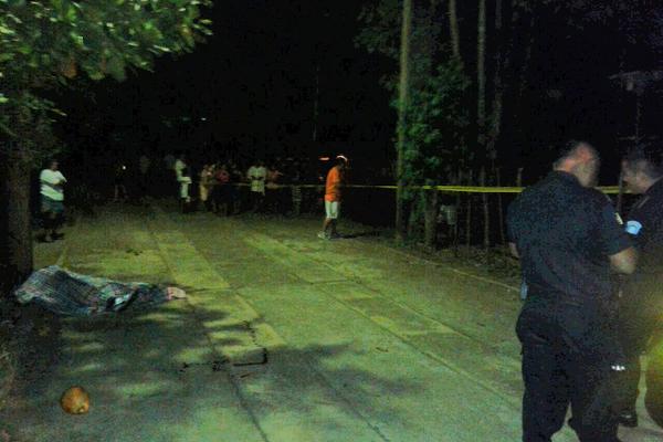 Un muerto y un herido dejó un ataque armado en El Asintal, Retalhuleu. (Foto Prensa Libre: Rolando Miranda)<br _mce_bogus="1"/>