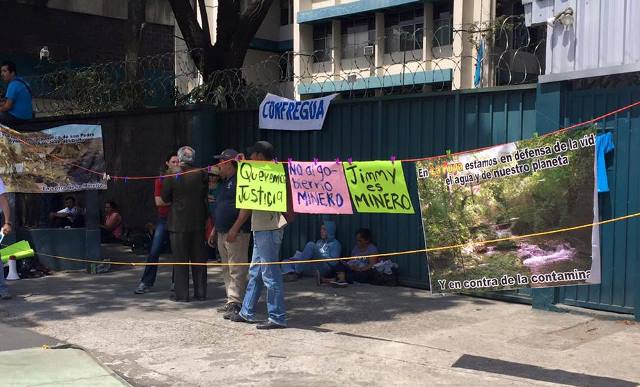 "Jimmy es minero", dice un cartel que hace alusión al presidente Jimmy Morales. (Foto Prensa Libre: Tomada de Facebook)