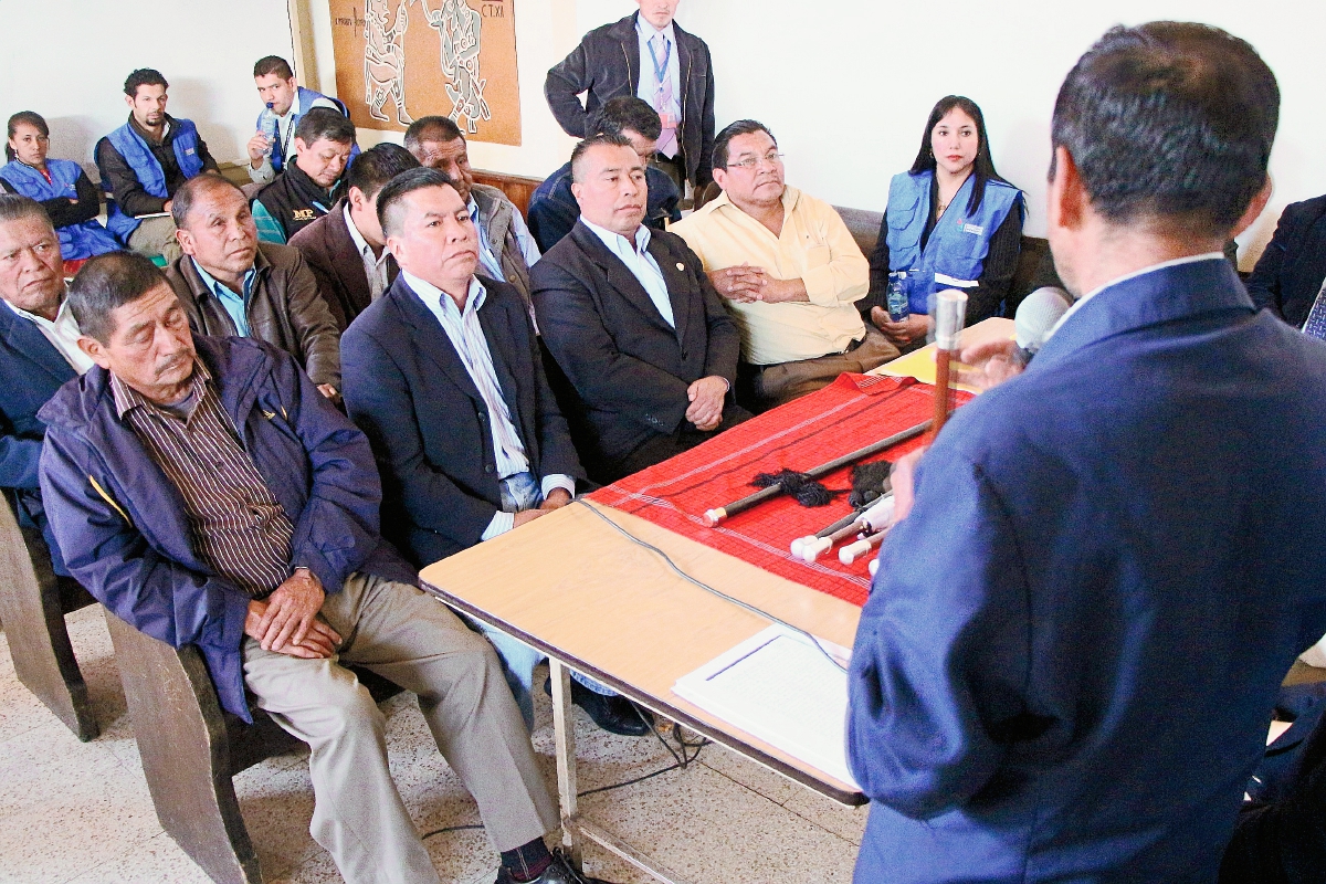 Autoridades indígenas y municipales de Momostenango participan en reunión de conciliación. (Foto Prensa Libre: Édgar Domínguez)