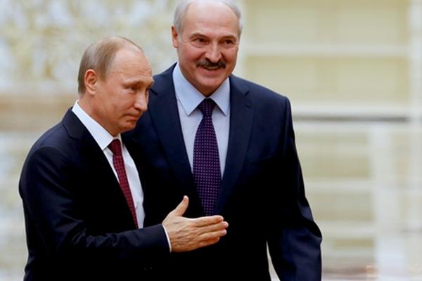 El presidente ruso, Vladimir Putin (Izq.) es recibido por el mandatario bielorruso Alexander Lukashenko. (Foto Prensa Libre: AP)