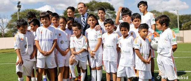 Emilio Butragueño posa con algunos de los niños beneficiados por la escuelas del Real Madrid. (Foto Prensa Libre: cortesía Real Madrid)