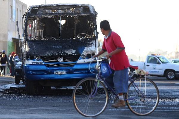 Tras la captura del presunto narco mexicano Rubén Oseguera, varios vehículos fueron quemados. (Foto Prensa Libre:EFE)