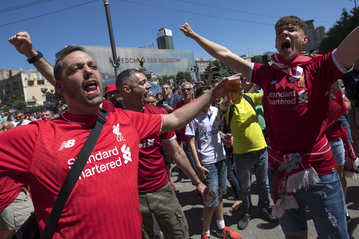 Aficionados del Liverpool brindan en la fan zone previo a la final. (Foto Prensa Libre: EFE)
