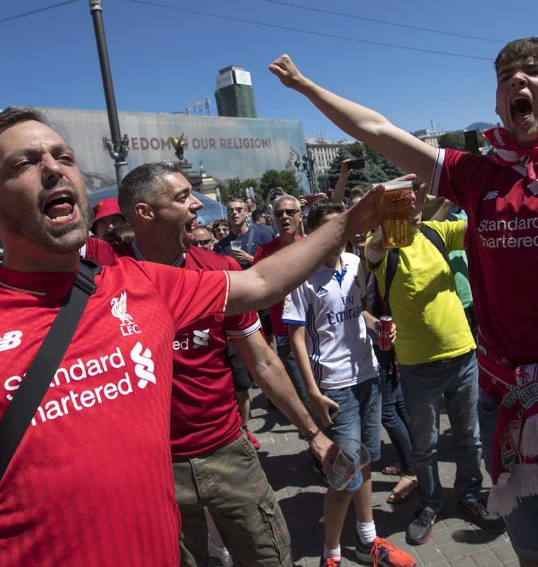 Aficionados del Liverpool brindan en la fan zone previo a la final. (Foto Prensa Libre: EFE)
