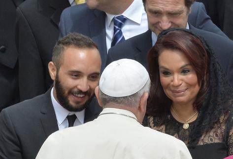 La vicepresidenta Roxana Baldetti saluda al papa Francisco luego de la misa canónica. (Foto Prensa Libre: AFP)