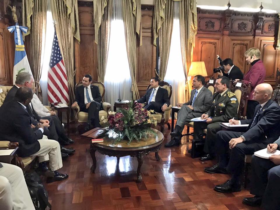 El presidente Jimmy Morales Cabrera, en una reunión con los congresistas estadounidenses Ros-Lehtinen y Albio Sires. (Foto Prensa Libre: Minex)