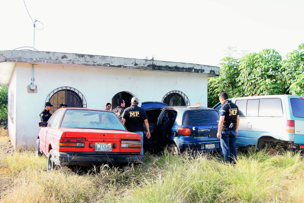 Agentes de la  PNC y MP durante el allanamiento de un inmueble ubicado en la lotificación Flamenco, en la zona 4 de la cabecera de Retalhuleu. (Foto Prensa Libre)
