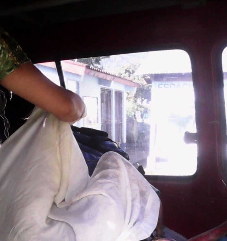 Socorristas auxilian a los dos hermanos que resultaron quemados en el interior de su vivienda en Cunén, Quiché. (Foto Prensa Libre: Óscar Figueroa)