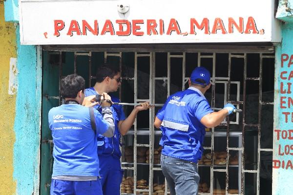 Peritos del  Ministerio Público recogen evidencias donde murió baleada Celestina Miranda.