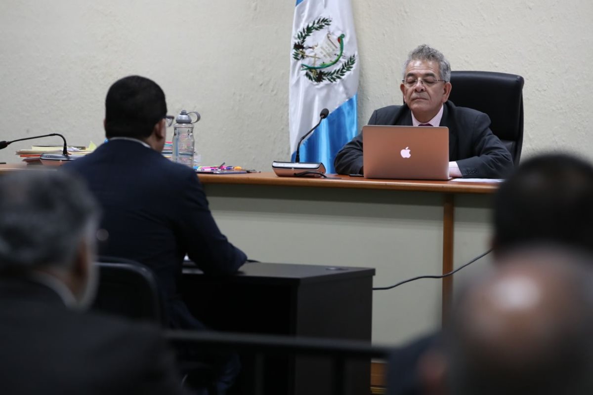 Juan Carlos Monzón le explica al juez Miguel Ángel Gálvez el contenido de audios, archivos y documentos presentados por el Ministerio Público. (Foto Prensa Libre: Paulo Raquec)