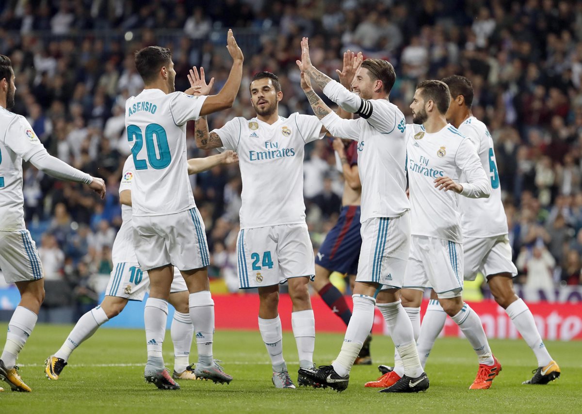 Los jugadores del Real Madrid volvieron a dar alegría a los aficionados en el estadio Santiago Bernabéu. (Foto Prensa Libre: EFE)