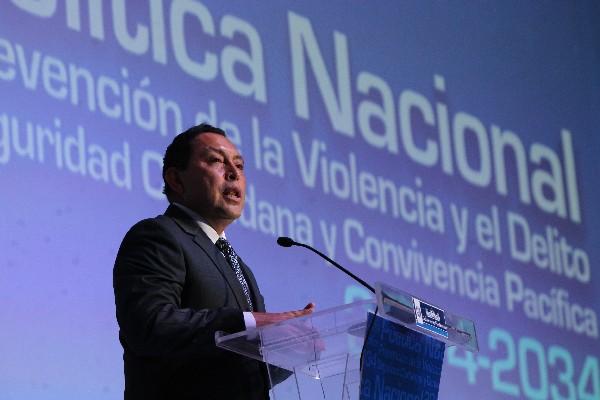 El Ministro de Gobernación, Mauricio López Bonilla, anunció ayer su intención para que se apruebe un impuesto para la seguridad. (Foto Prensa Libre: Pablo Raquec)