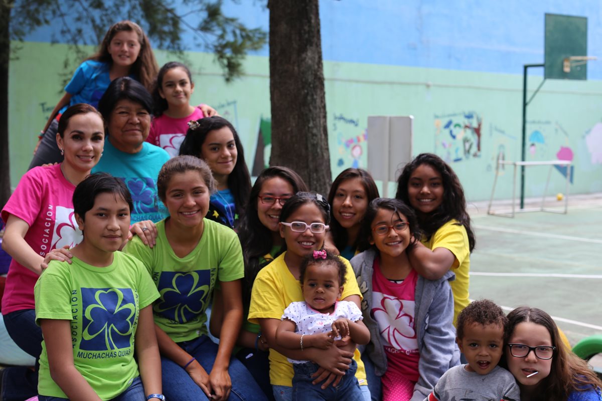 Uno de los grupos que recibe atención en la Asociación de Muchachas Guías en Guatemala. (Foto Prensa Libre: Cortesía).