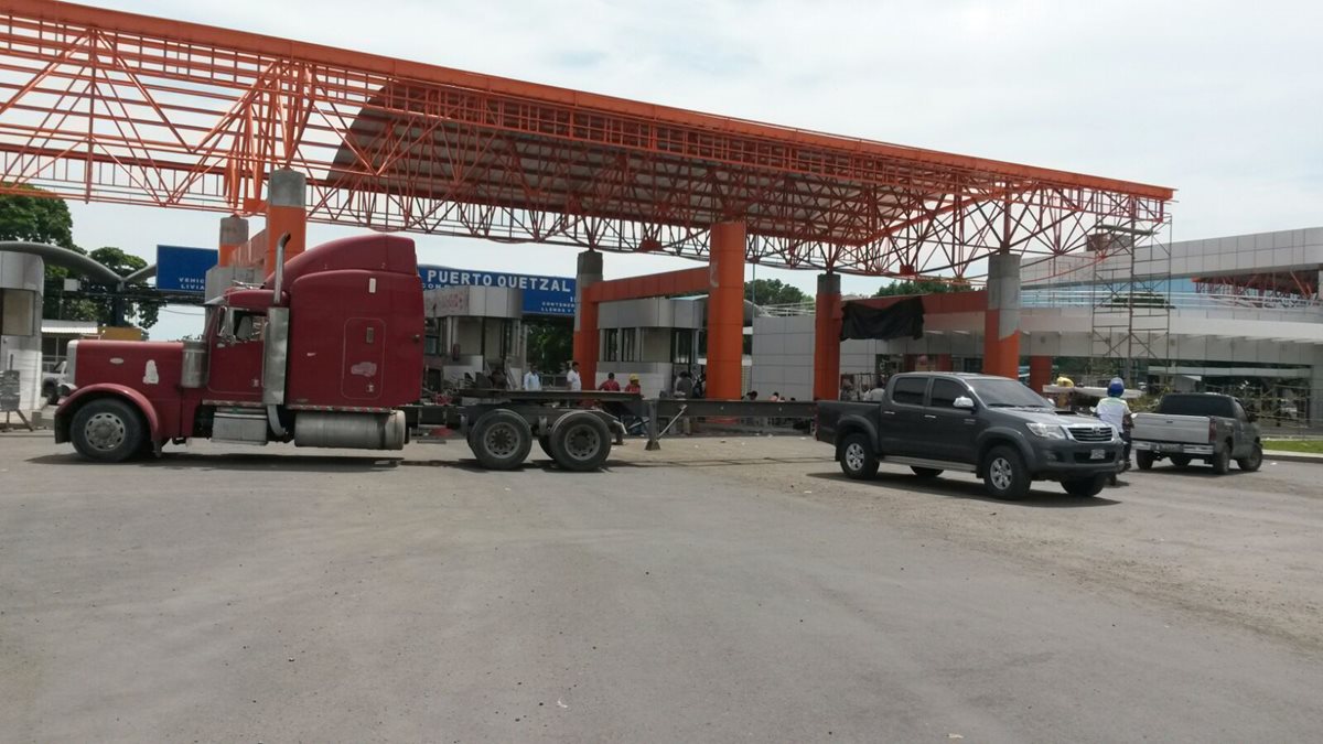 Pilotos bloquean el paso a Puerto Quetzal, Escuintla, con camiones y cabezales de tráileres. (Foto Prensa Libre: Carlos E. Paredes)