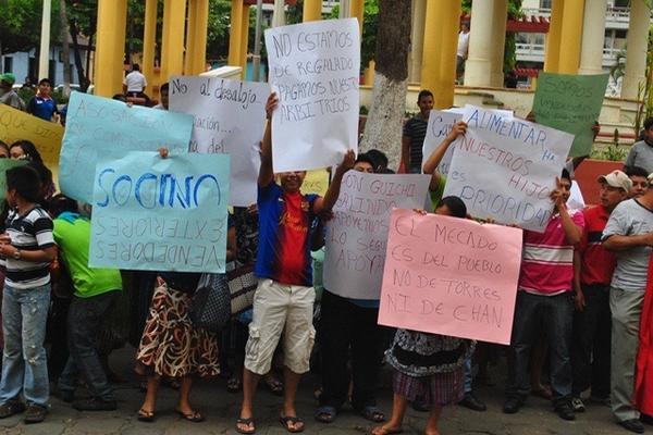 Un grupo de vendedores que se opone al desalojo protesta frente a la comuna de la cabecera de Retalhuleu. (Foto Prensa Libre: Jorge Tizol) <br _mce_bogus="1"/>