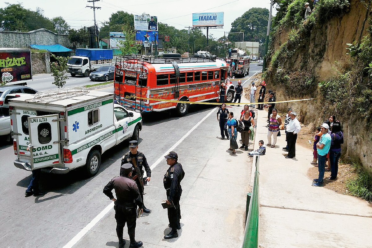 El bus de los transportes Aracely ocupa uno de los carriles que van hacia el occidente, en San Lucas Sacatepéquez, Sacatepéquez. (Foto Prensa Libre: CBMD)