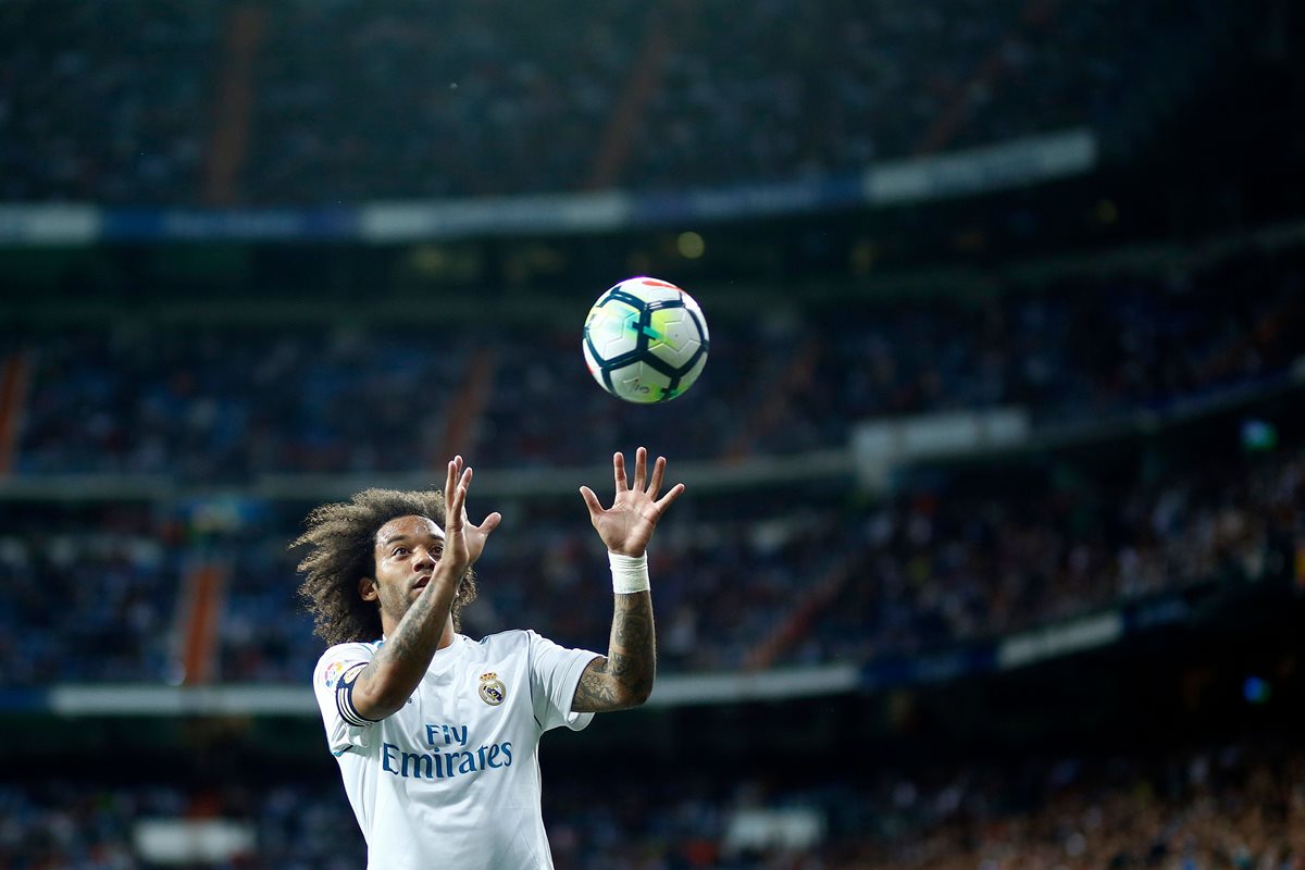 Marcelo juega con el balón durante en encuentro de la Liga Española entre el Real Madrid y el Celta Vigo. (Foto Prensa Libre: AFP)