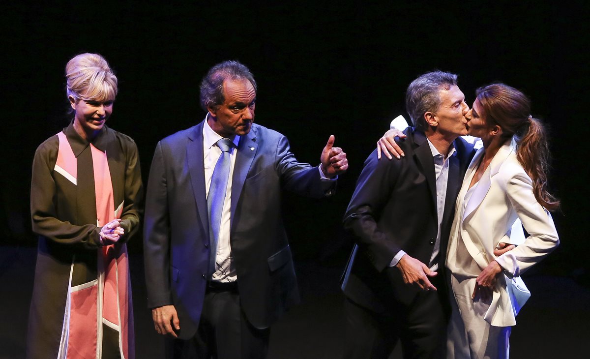 De izq. a der. Karina Rabolini, Daniel Scioli, Mauricio Macri y Juliana Awada, tras el debate presidencial. (Foto Prensa Libre: EFE)
