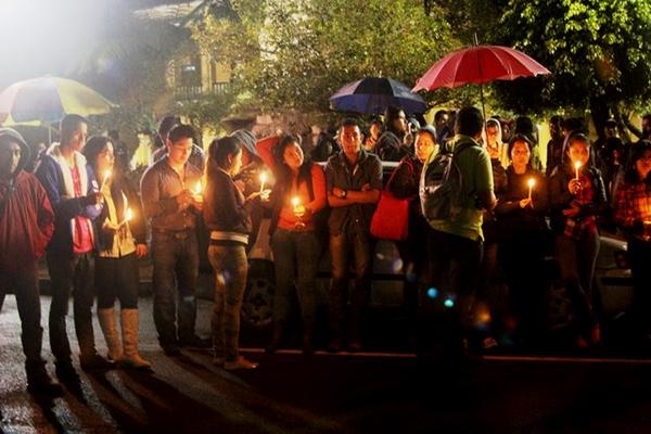 Jóvenes se plantaron frente a la torre de tribunales. (Foto Prensa Libre: Martín Tax)<br _mce_bogus="1"/>