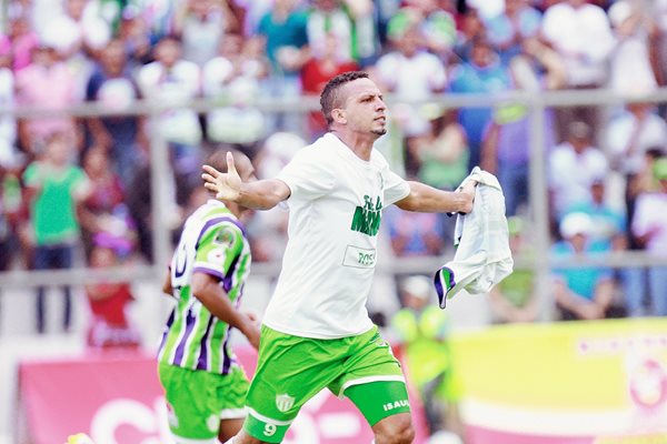 Con su doblete Óscar Isaula guió el triunfo de Antigua GFC. (Foto Prensa Libre: Jesús Cuque).