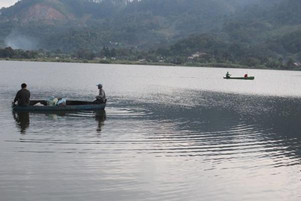 Pobladores localizan cuerpo de joven desaparecido en Laguna Chicoj, San Cristóbal Verapaz (Foto Prensa Libre: Ángel Martín Tax)<br _mce_bogus="1"/>