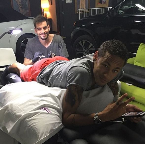 El brasileño Neymar durante la sesión de su tatuaje. (Foto Prensa Libre: Instagram: Miguel Bohigues)