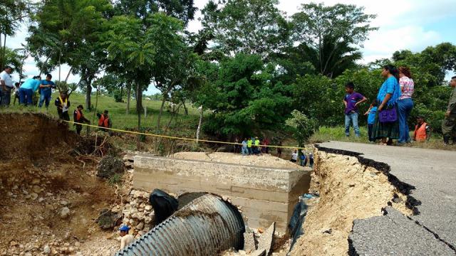 La mañana de este sábado iniciaron los trabajos de reconstrucción de la ruta de Sayaxché, que comunica con Cobán y Quiché. (Foto Prensa Libre: Rigoberto Escobar)