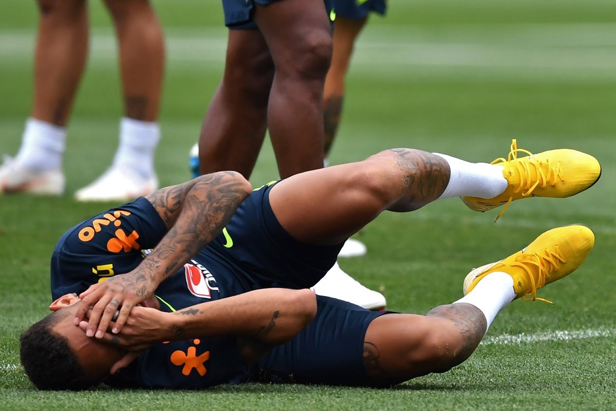 Rivaldo defiende a Neymar de las críticas por fingir faltas