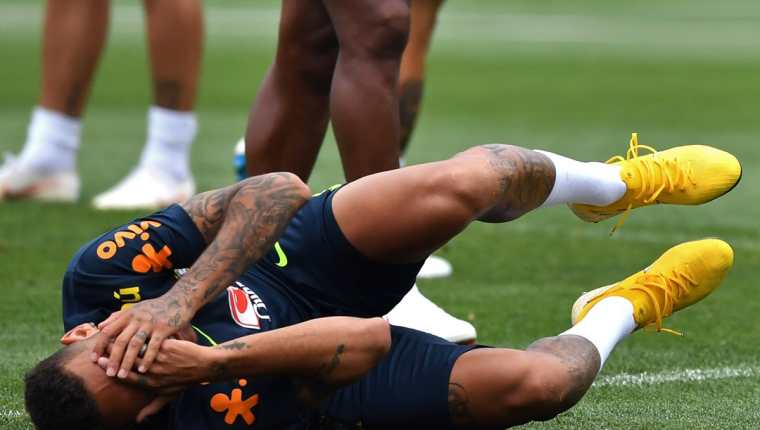El delantero brasileño Neymar ha sido criticado por exagerar en sus gestos cuadro recibe una falta. (Foto Prensa Libre: AFP)
