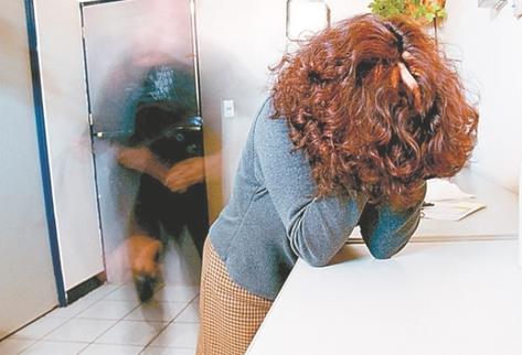 Dramatización de un hombre cuando le pega a una mujer, conocido como violencia intrafamiliar. (Foto Prensa Libre: Archivo)