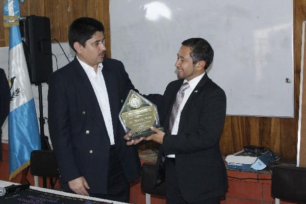 el Gobernador Guillermo Lam entrega reconocimiento a  Marvin Otzoy.