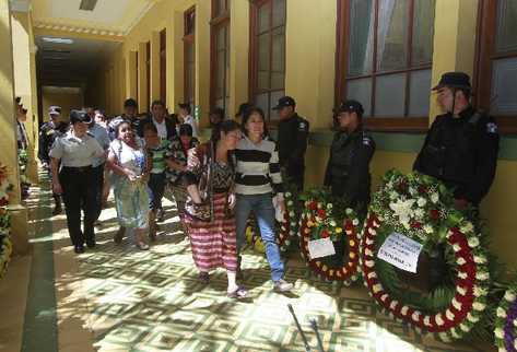 Familiares de los  agentes muertos llegaron para presenciar las honras fúnebres en la Dirección General de la Policía, en la galería de honor "Nuestros héroes, vivirán en la eternidad".