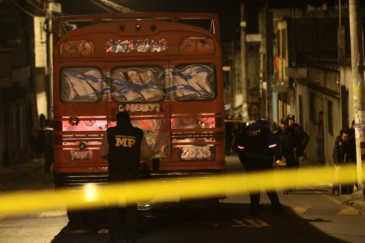 Adentro del bus quedaron los cuerpos de las tres víctimas. (Foto Prensa Libre: Álvaro Interiano)