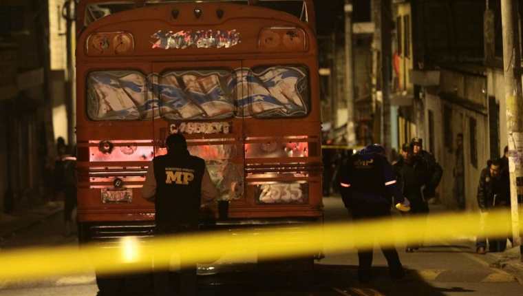 Adentro del bus quedaron los cuerpos de las tres víctimas. (Foto Prensa Libre: Álvaro Interiano)