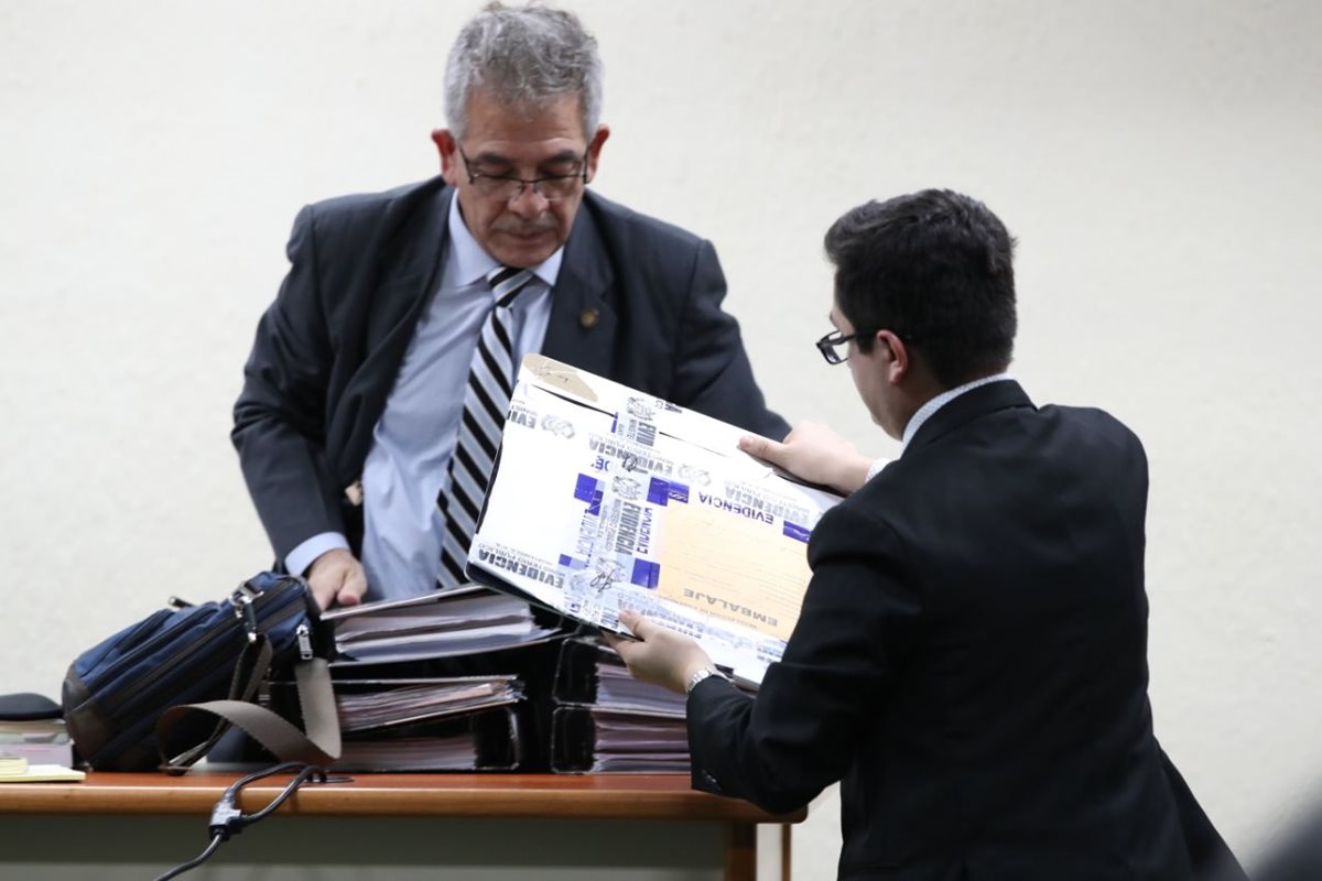 Juez Miguel Ángel Gálvez, recibe los medios de prueba por parte de la fiscalía en el caso de Cooptación del Estado. (Foto Prensa Libre: Paulo Raquec)