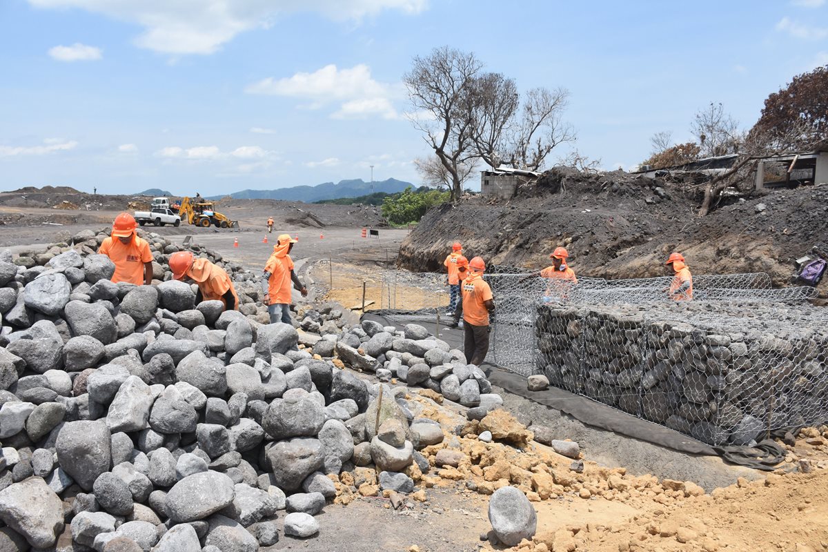 Muros de contención son construidos a la orilla de la RN14 para evitar que material volcánico acumulado en Los Lotes vuelvan a colapsarla. (Foto Prensa Libre: Enrique Paredes)