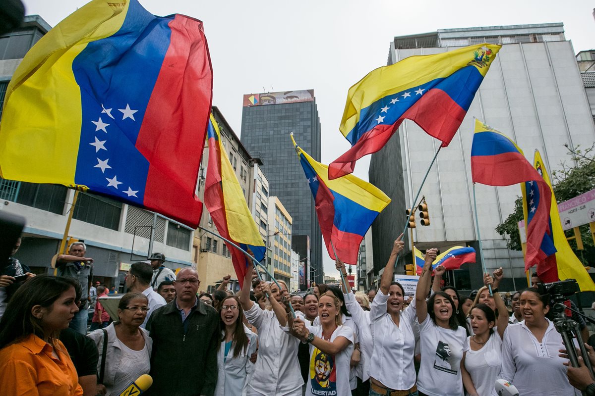 Venezolanos durante una protestas en Caracas, exigen el revocatorio del mandato del presidente Nicolás Maduro. (Foto Prensa Libre: EFE).