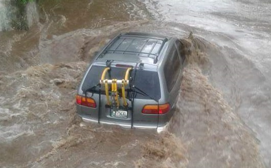 El automóvil en el que viajaba la familia López Álvarez fue arrastrado por el río Icán, en Cuyotenango, Suchitepéquez. (Foto Prensa Libre: Cristian I. Soto)