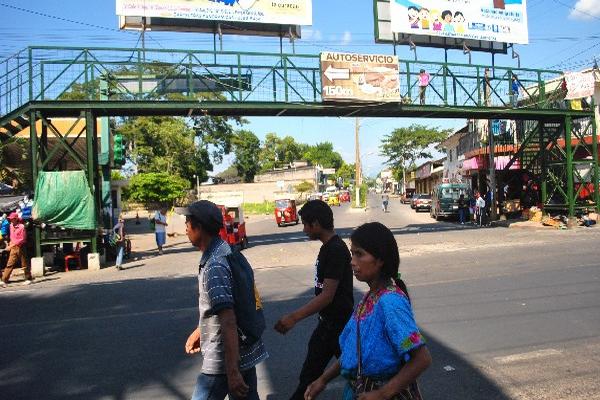 Vecinos que se movilizan por las zona 4 y 5 son afectados por mal estado de paso peatonal.