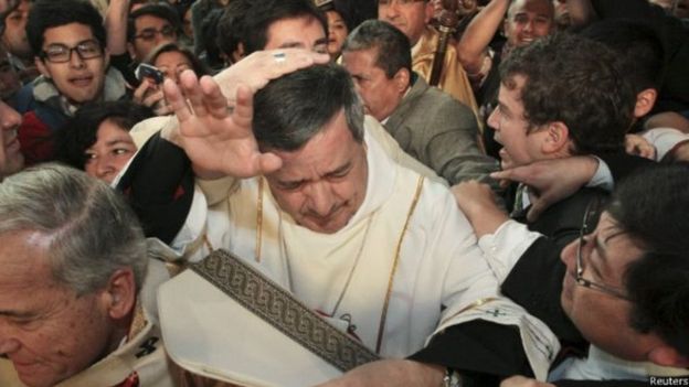 Juan Barros asumió en 2015 como obispo de Osorno en una tensa ceremonia. REUTERS