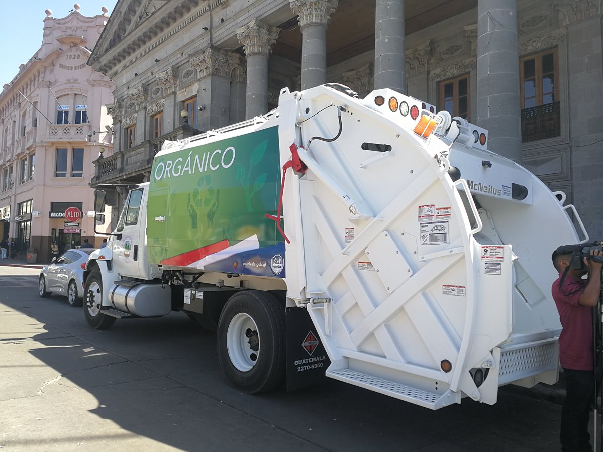 Los camiones servirán para iniciar un proceso de separación de basura orgánica e inorgánica. (Foto Prensa Libre: Fred Rivera)