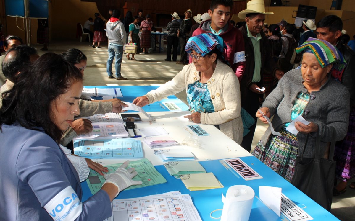 Pobladores de Quiché acuden a emitir su voto. (Foto HemerotecaPL)
