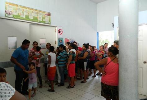 Pacientes con síntomas de chikungunya esperan para ser atendidos en el Hospital Nacional de Zacapa. (Foto Prensa Libre: Víctor Gómez)