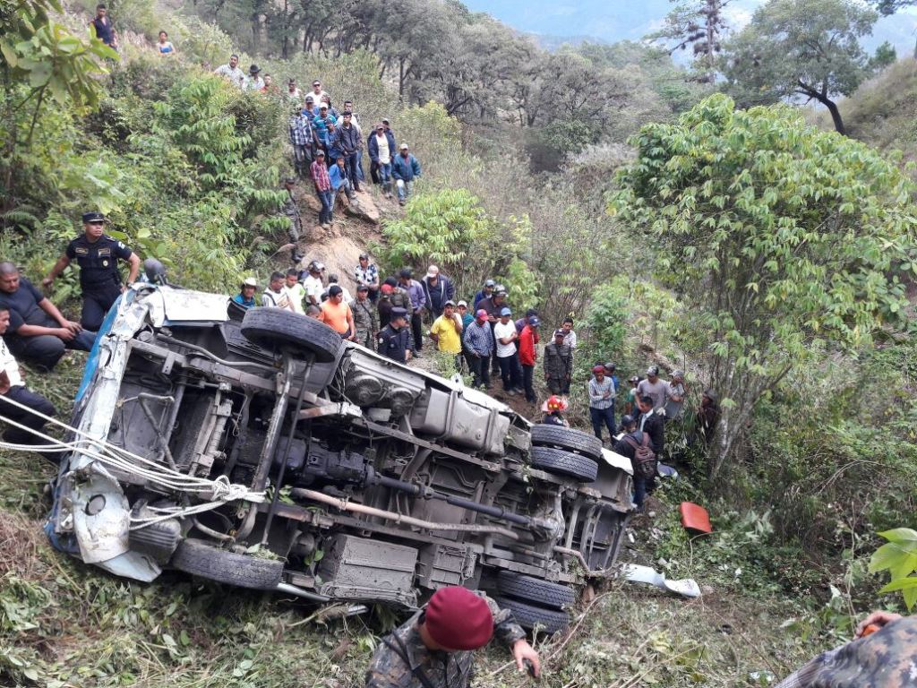 Vecinos observan el microbús que cayó en un barranco en el km 121 de la ruta a las Verapaces, San Jerónimo, Baja Verapaz. (Foto Prensa Libre: Héctor Contreras)