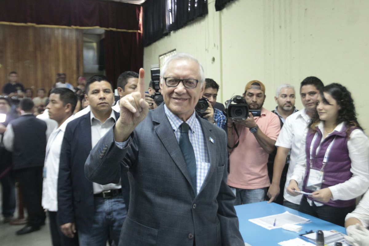 Alejandro Maldonado Aguirre durante las elecciones que se llevaron a cabo en el 2015 y donde resultó ganador Jimmy Morales. (Foto Prensa Libre: Hemeroteca PL)  
