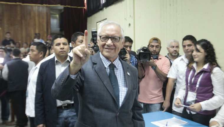 Alejandro Maldonado Aguirre durante las elecciones que se llevaron a cabo en el 2015 y donde resultó ganador Jimmy Morales. (Foto Prensa Libre: Hemeroteca PL)  