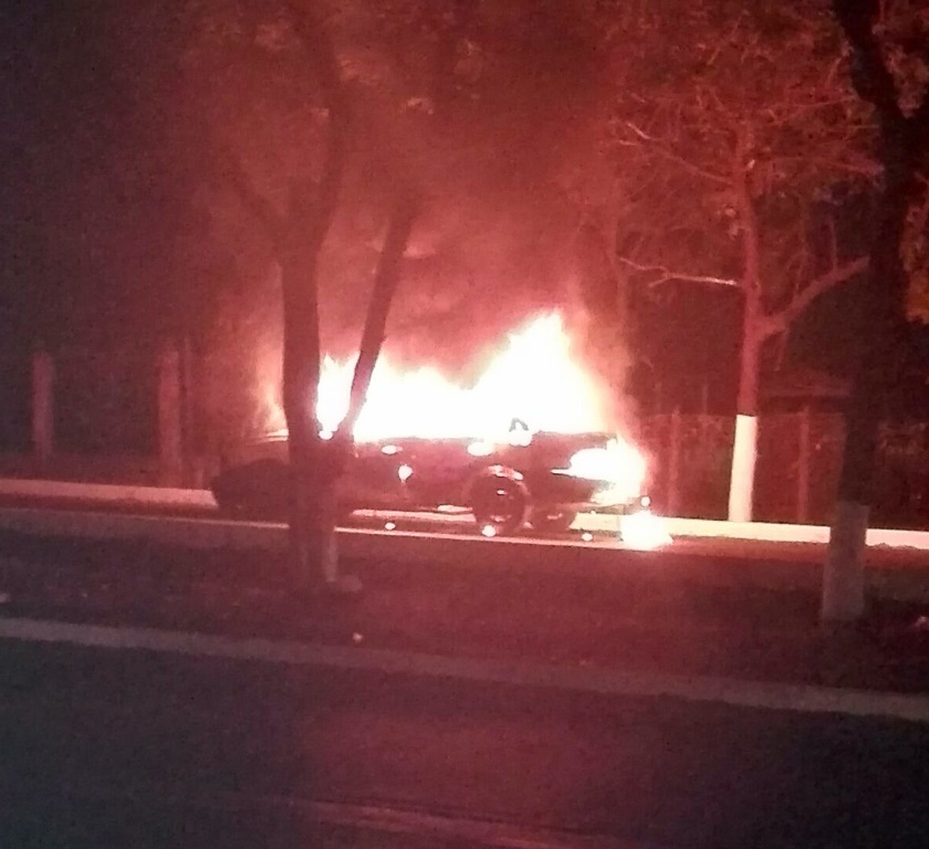 Vehículo fue incendiado por una turba luego de accidente en El Estor, Izabal. (Foto Prensa Libre: Dony Stewart)