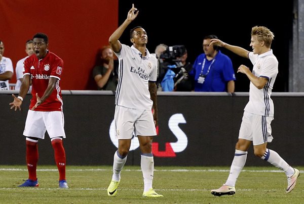 El jugador del Real Madrid Danilo Luiz Da Silva (c) celebra con su compañero Martin Odegaard (d) después de anotar el único gol del partido contra el Bayern Múnich (Foto Prensa Libre: EFE)