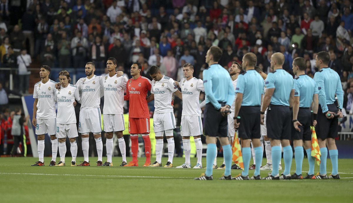 Los equipos guardaron un minuto de silencio previo al juego por las víctimas de los incendios en España y Portugal.