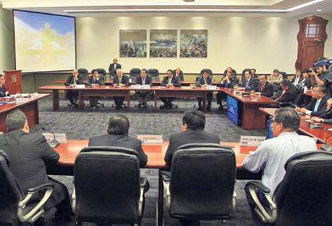 Jefes de bloques y secretarios generales escuchan al presidente Otto Pérez Molina, a la vicepresidenta Roxana Baldetti y a otros sectores.